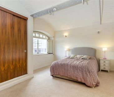 3 bedroom flat in East Smithfield - Photo 3