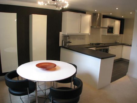 2 bedroom mews to rent - Photo 2