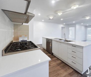 Modern 4-Bedroom Family Home with Light-Filled Interiors - Photo 6