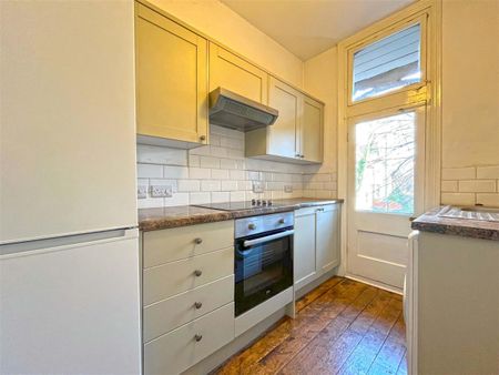 1 bedroom Flat to rent - Photo 5