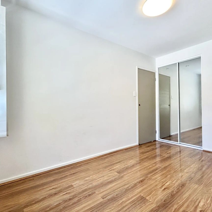 Townhouse-style Apartment with split level. - Photo 1