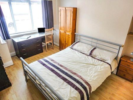 4 bedroom terraced house to rent - Photo 3