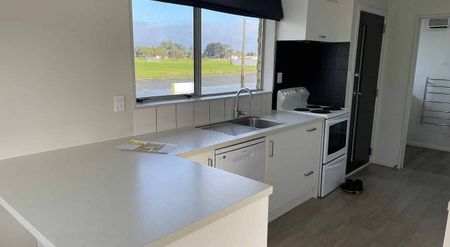 Charming 3 Bed room 2 bathroom home - Photo 2