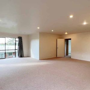 3 Bedroom House in Hillcrest - Photo 2