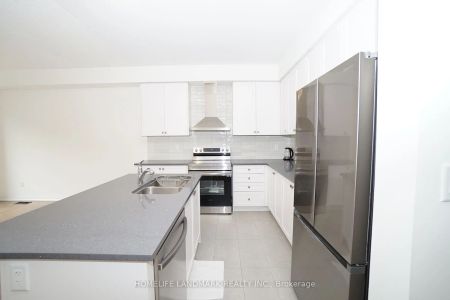 Condo Townhouse For Lease | N9246880 - Photo 2