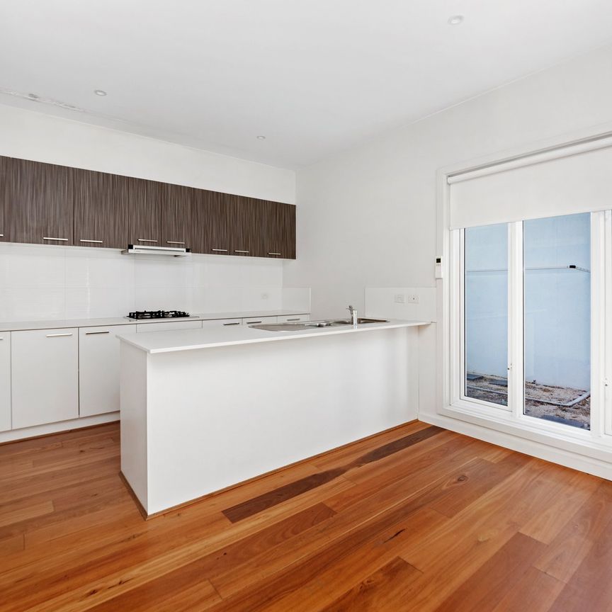 Spacious & Stylish 4-Bedroom, 3-Bathroom Townhouse Living - Photo 1