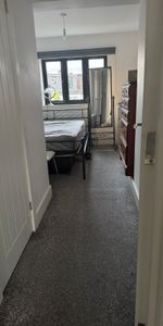 Ensuite room close to chigwel station- £850 pcm - Photo 3