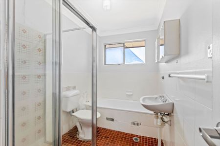 Neat and tidy 2 bedroom unit, freshly painted and new carpet - Photo 5