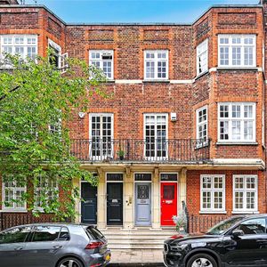 A Newly Refurbished Three-Bedroom Maisonette on De Walden Street. - Photo 2
