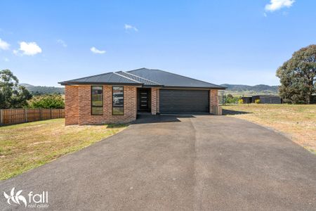 Spacious & Stunning Family Home in Brighton - Photo 4