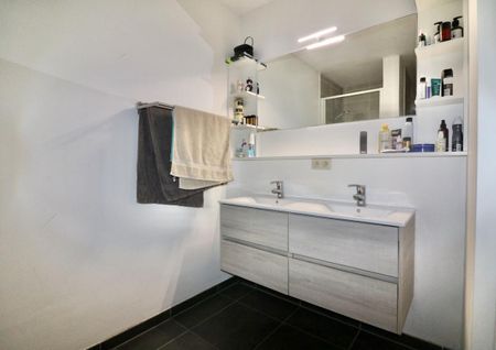 Ruim duplexappartement met 3 slpk, terras en carport voor 935 EUR/mnd - Photo 2