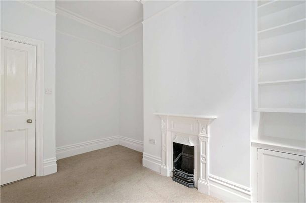 Excellently positioned three bedroom apartment in a Bloomsbury mansion block. - Photo 1