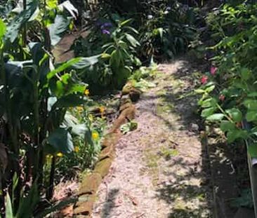 Lovely centrally located Villa. - Photo 1