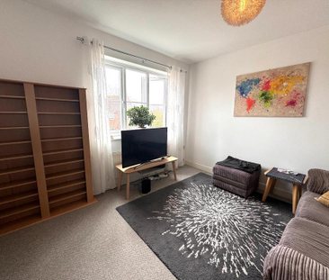 1 bedroom coach house to rent - Photo 2