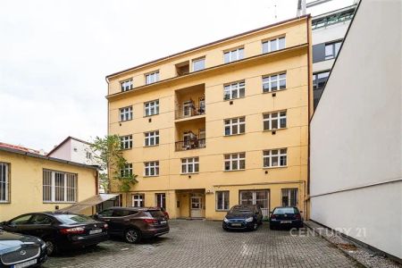 Pronájem světlého bytu 2+1 s lodžií na prestižní adrese v Karlíně - Фото 5