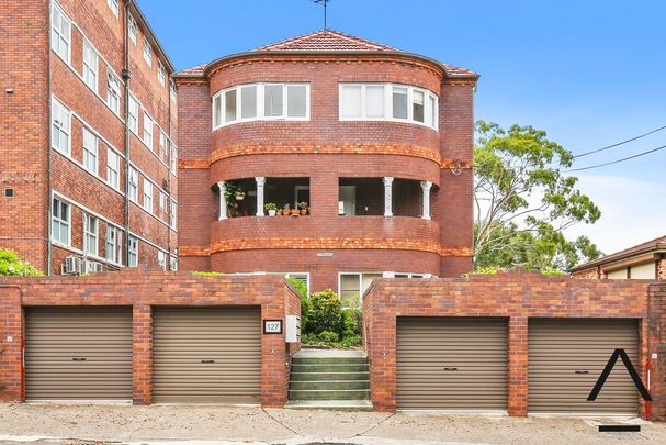 Tranquil Art Deco Apartment with Lock Up Garage - Photo 1