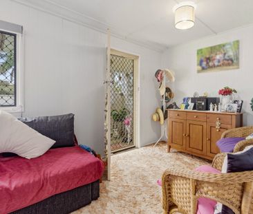 OLD SCHOOL CHARM - WALK TO SCHOOLS & BEACH - Photo 2