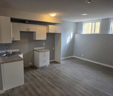 Beautiful and Modern 3 Bed 4plex in Blackfalds, Small Pet Friendly! - Photo 3