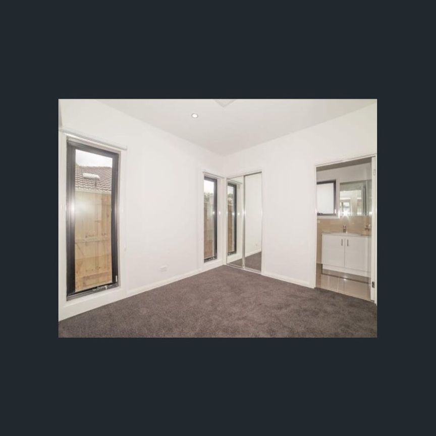 Spacious 4-Bed, 3-Bath Home for Rent in Convenient Burwood East Location - Photo 1