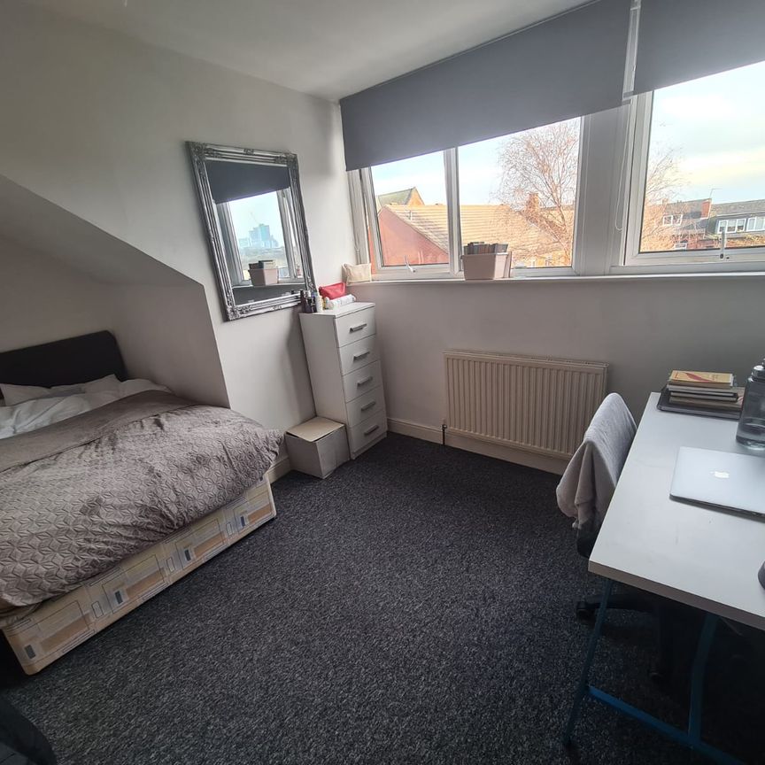 3 Bed - 11 Pennington Street, Woodhouse, Leeds - LS6 2JP - Student - Photo 1