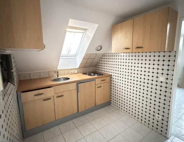 Helles Dachgeschoss-Apartment mit Einbauküche und Balkon - Foto 1