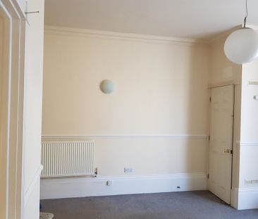 Balmoral Place, Halifax, HX1 - Photo 1