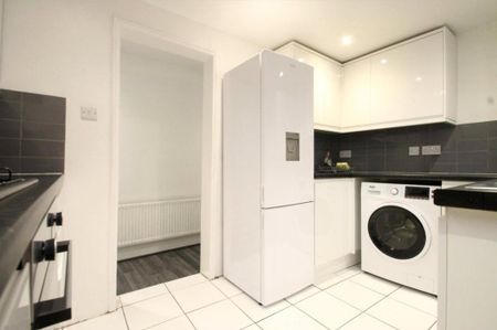 3 bedroom flat to rent - Photo 4