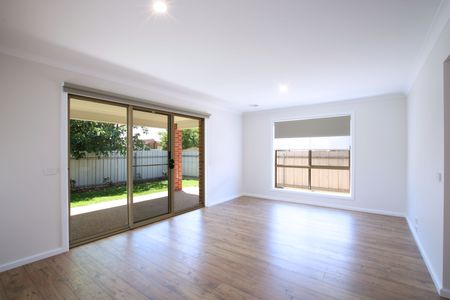 Two Bedroom Townhouse, In Walking Distance To Albury Cbd - Photo 3