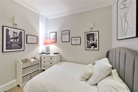 A newly refurbished two bedroom flat located in this highly prestigious garden square. - Photo 4