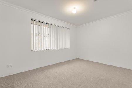 Spacious 4-Bedroom, 2-Bathroom Family Home in Secret Harbour - Photo 5