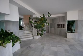 Encantador Piso Reformado en La Carihuela en urbanización con Piscina y Tenis en primera l – tor507ts1