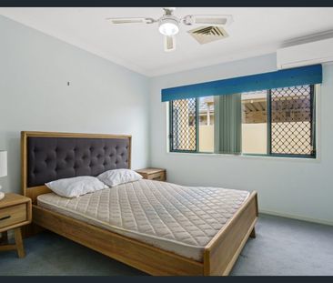 Spacious Waterfront Family Home at 36 Lakeshore Drive, Helensvale, ... - Photo 5