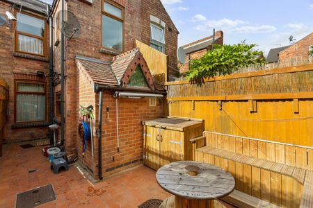 4 Bedroom Mid Terraced House - Photo 2