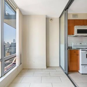 Downtown West End Highrise 1BR1Bath 1 Den - Photo 2