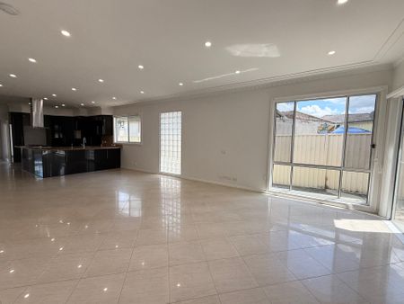 Spacious 5 Bedroom Family Home - Photo 2