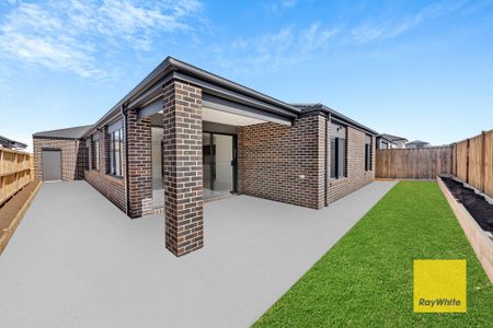 Immaculate Family Living in the Heart of Tarneit - Photo 4