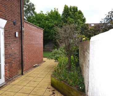 4 bedroom end of terrace house to rent - Photo 3