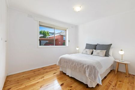 MODERN GROUND-FLOOR LIVING! - Photo 2