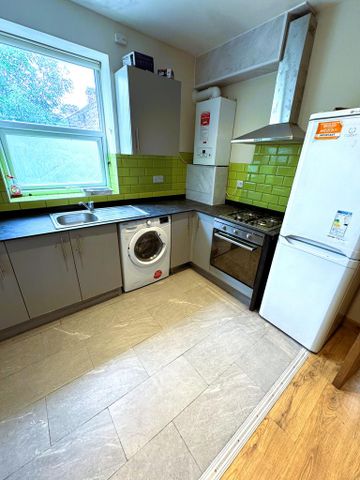 3 bedroom flat to rent - Photo 4