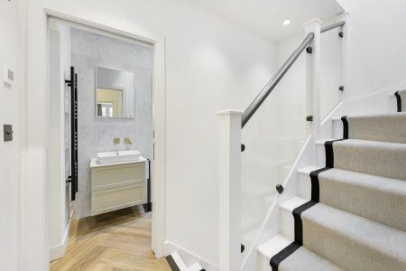 2 bedroom house in London - Photo 2