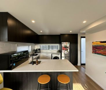 A stylish and sunny townhouse! - Photo 4