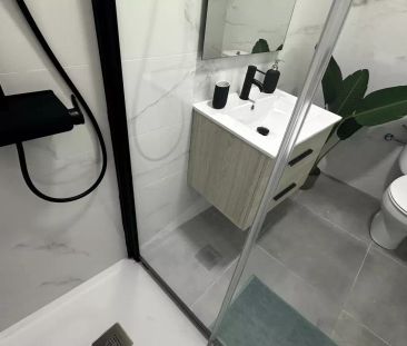 Room in a shared 4-bedroom apartment for rent in Palacio, bills included. - Foto 3