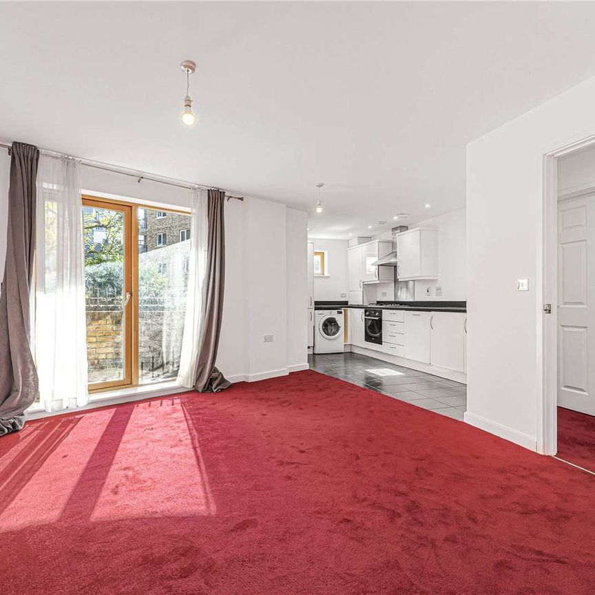 Freshly decorated two bedroom, two bathroom property on the ground floor of a popular development. - Photo 1