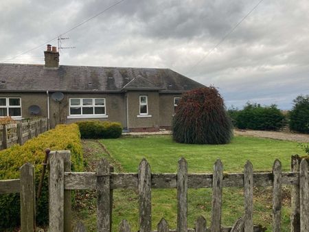 Freshly decorated 3 bedroom semi detached cottage in a peaceful country setting. - Photo 2