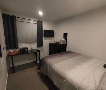 Morden 2 bedroom house in Henderson - Photo 5