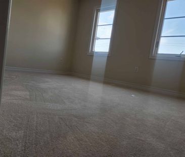 Four bedroom Courtice Ontario - Photo 4