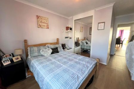 Alwyne Court, Horsell - 2 bedrooms Property for lettings - Seymours - Photo 5