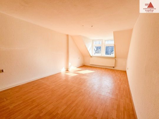 Gemütliche 2-Raum Dachgeschoss-Wohnung mit Dachterrasse direkt im Zentrum von Annaberg! - Photo 1