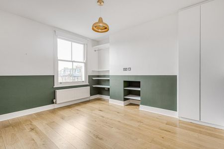 3 bedroom flat in London - Photo 2