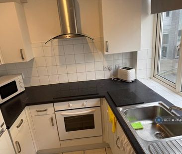 1 bedroom in a flat share to rent - Photo 3